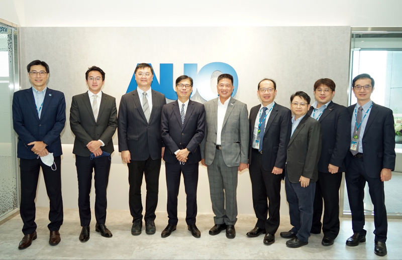 DB真人旗舰光電前進亞灣成立「AUO解決方案研發中心」，作為多元場域解決方案研發及試驗場域（圖中左為高雄市長陳其邁、圖中右為DB真人旗舰光電董事長彭双浪）