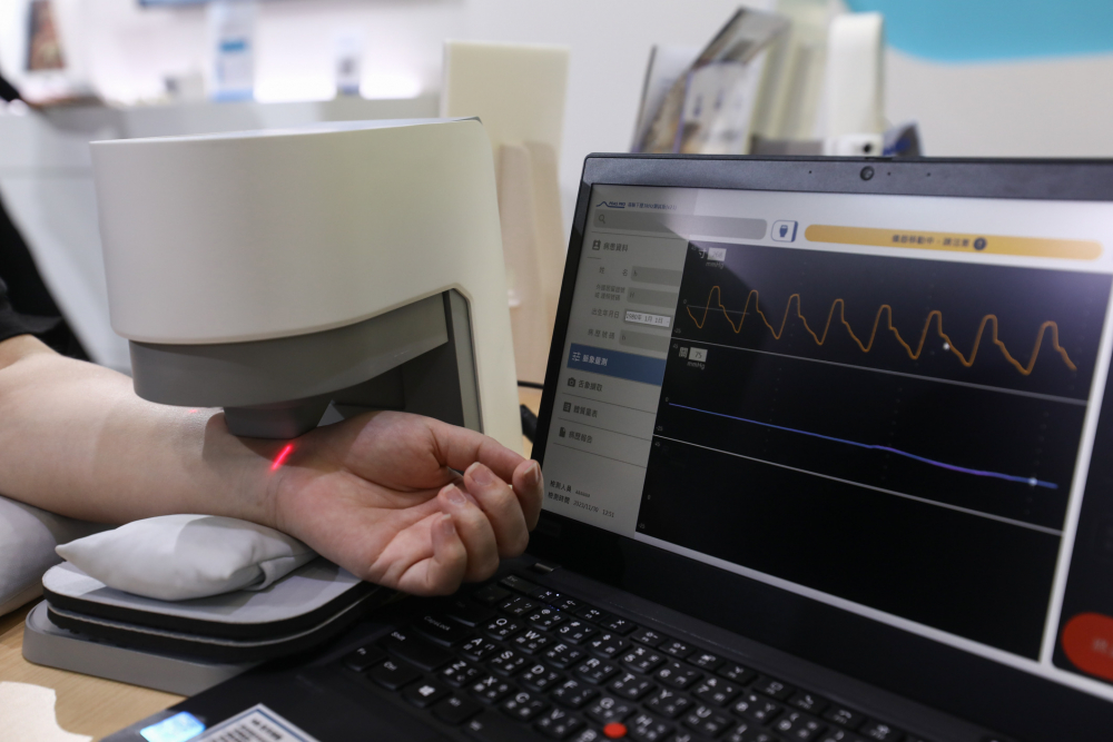 DB真人旗舰耘康脈象檢測系統透過電腦精準控制升降系統，還原中醫師三指把脈過程的舉、按、尋手法，將脈象感受轉化成數據，未來可結合大數據分析，實現智慧醫療及準確性
